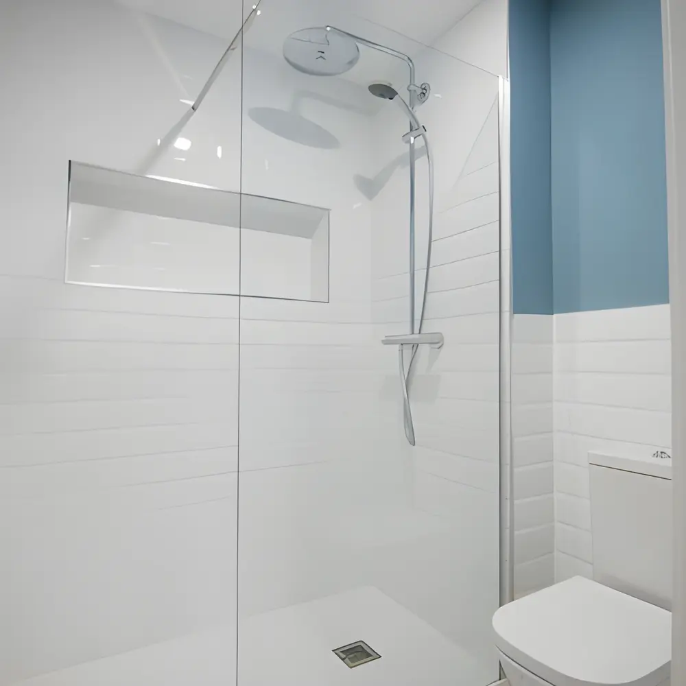 Alicatado de azulejos en un baño de Badalona