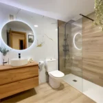 Baño reformado en Badalona con mampara y grifería nueva
