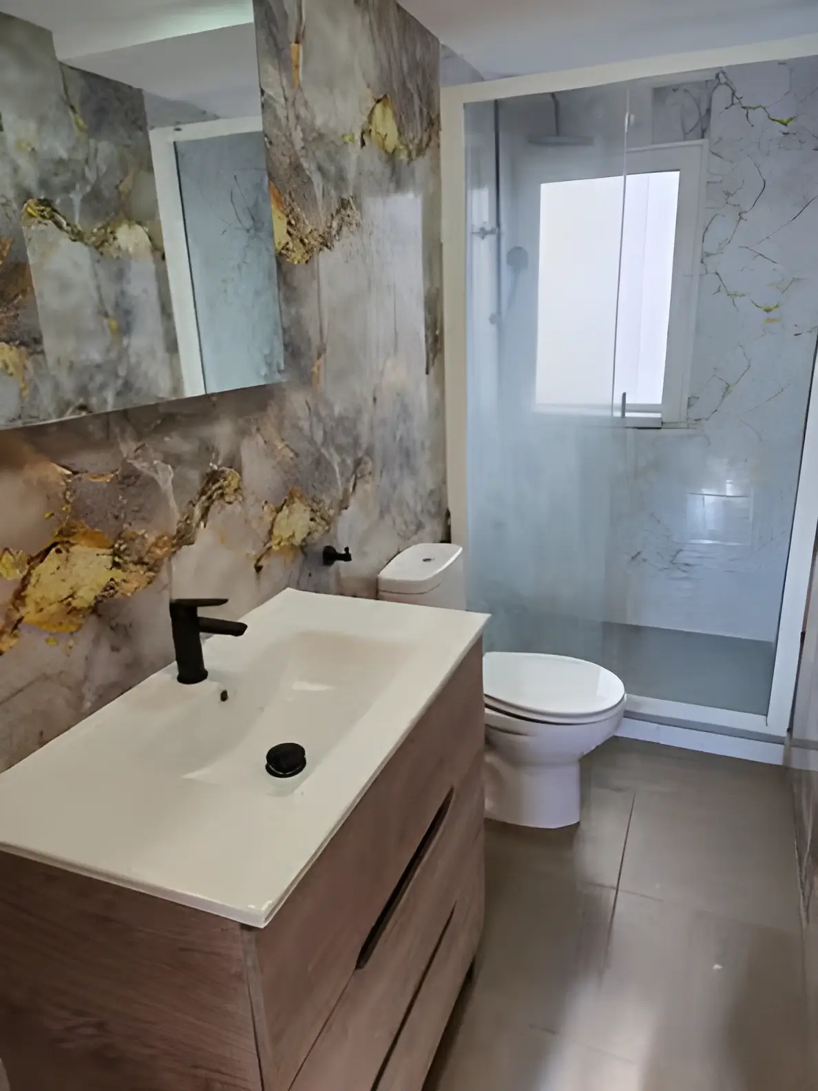 Reformas de Baños Badalona con plato de ducha moderno